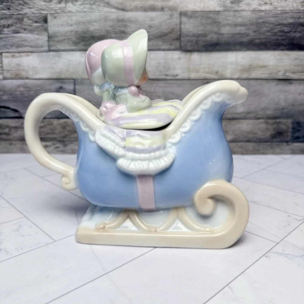 Precious Moments Sugar Town Enesco 1994 Couple in Sleigh Teapot Vintage